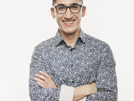 Homme souriant qui prend la pose