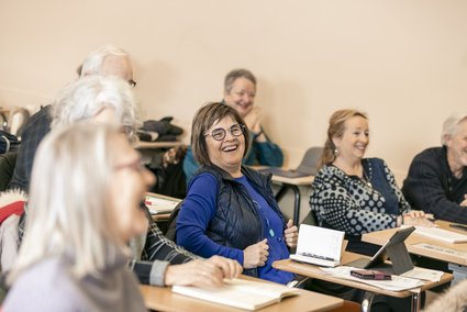 Une cinquantenaire souriante en classe