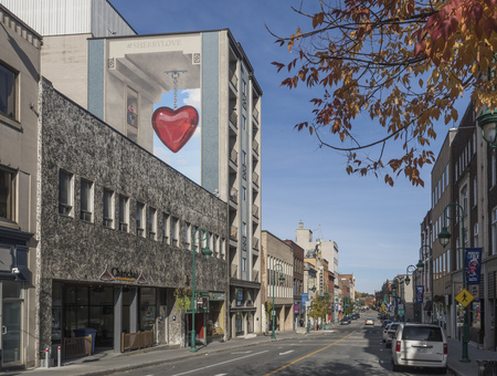 Rue Wellington avec fresque de cœur sur immeuble
