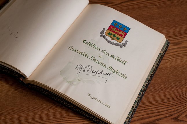 Page du livre d’or illustrant la remise du doctorat honorifique de l’Université de Sherbrooke à Maurice Duplessis