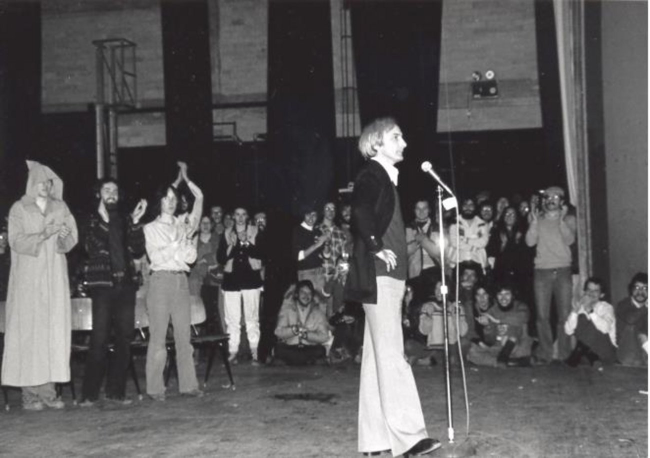 Yvon Deschamps sur la scène de la Salle Maurice-O’Bread
