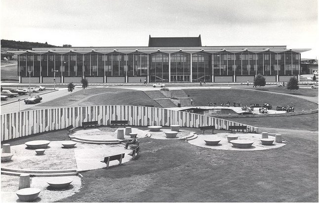 Pavillon central et agora vers 1970