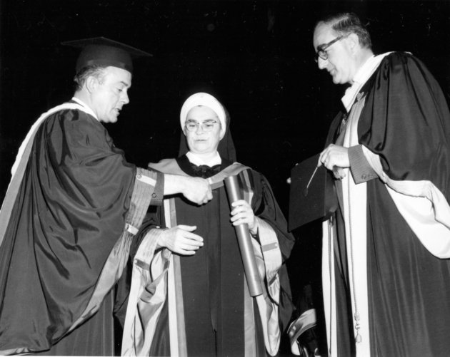 Jean-Jacques St-Pierre, secrétaire général, Marie-Antoinette Guinebretière, docteure d’honneur et Richard Joly, doyen de la Faculté des sciences de l’éducation