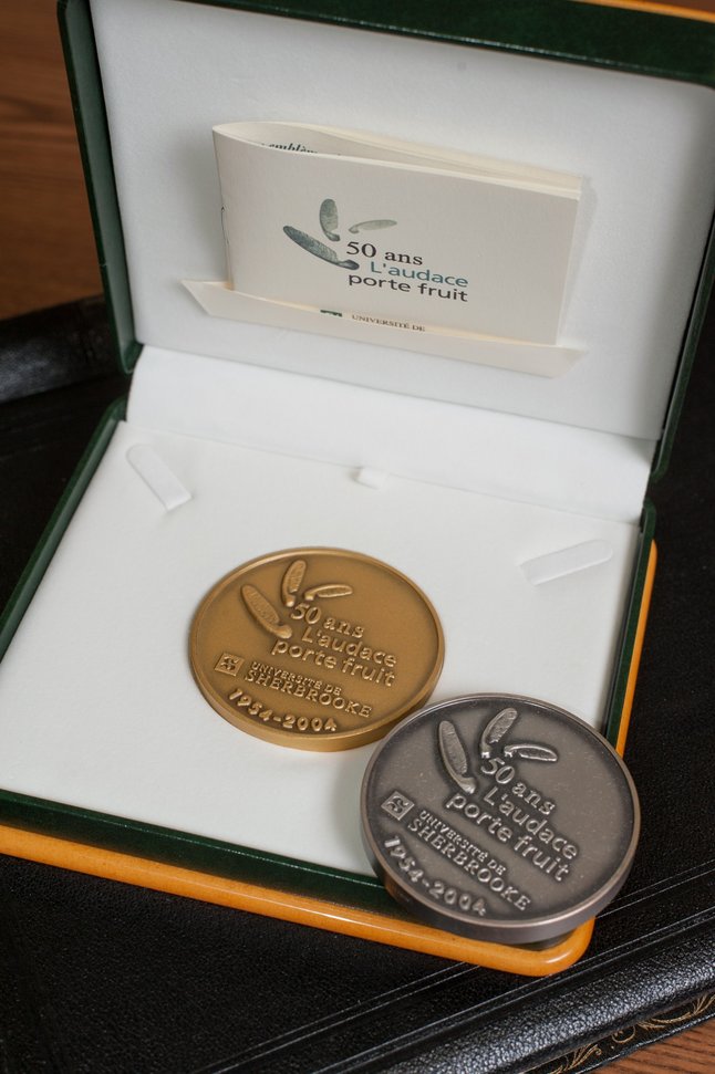 Médailles décernées dans le cadre des fêtes du 50e anniversaire de l’Université
