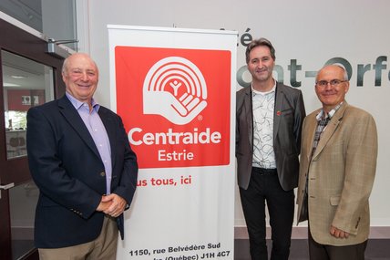 trois membres posant pour une photo au lancement de la campagne 2016