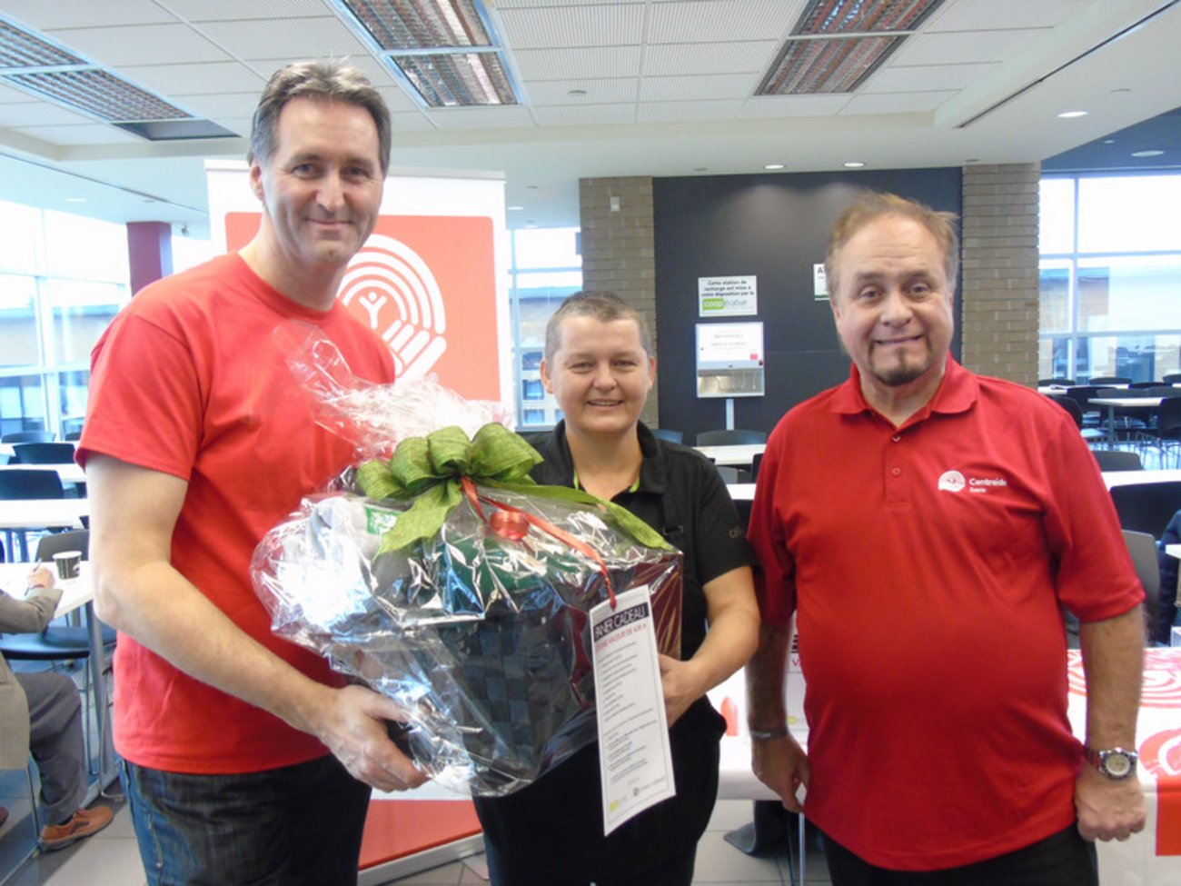 Centraide remet le panier cadeau à la gagnante, Valérie Lepreux