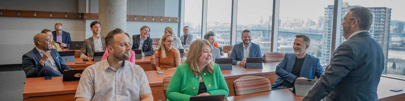 Un professeur donne un cours du EMBA au Campus de Longueuil