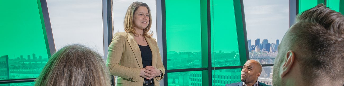 Deux femmes sont assises devant un ordinateur à une table