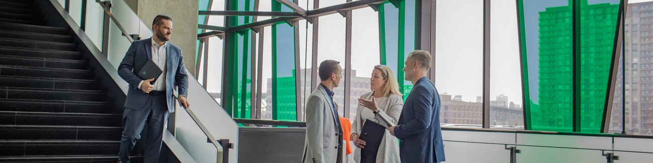 Groupe de personnes qui discutent au Campus de Longueuil