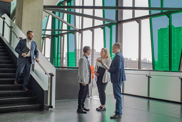 Groupe d'individus qui discutent ensemble au Campus de Longueuil