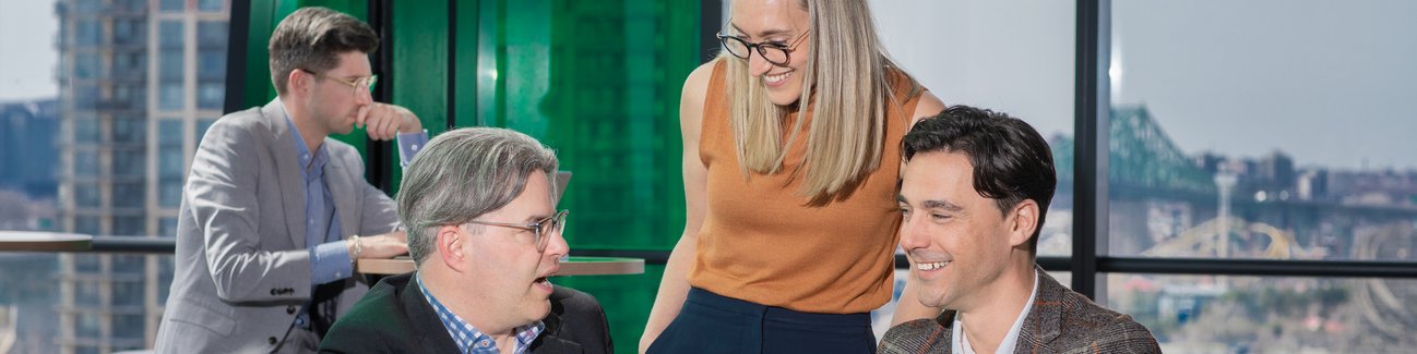 Groupe de personnes qui discutent ensemble au Campus de Longueuil