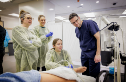 Participante avec une sonde d'échographie sur la cheville d'un patient