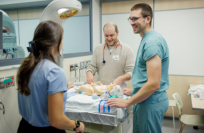 Instructrice qui donne de la formation à deux participants