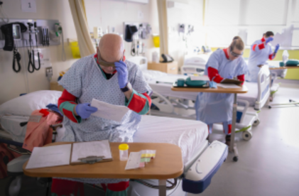 Participants qui portent des costumes pour simuler qu'ils sont des personnes âgées