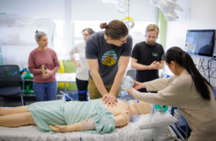 Participant qui pratique la réanimation sur un mannequin