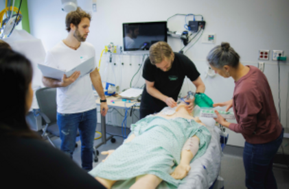 Instructeur avec un participant qui fait une manœuvre de réanimation