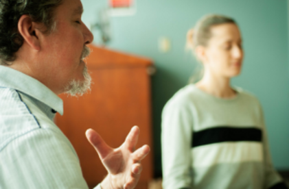 Personnes entrain de méditer