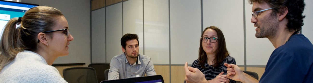 personnes étudiantes avec un professeur dans une salle de cours