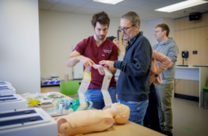 Personne instructrice avec un participant