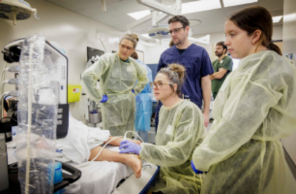 Personnes participantes avec un patient et une sonde d'échographie
