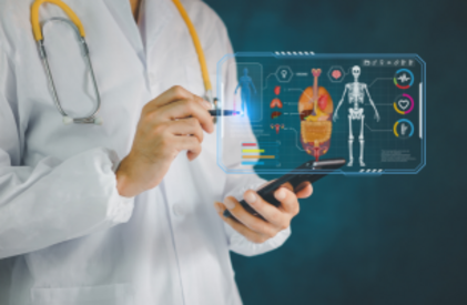 médecin avec un téléphone et une image qui représente différents organes du corps