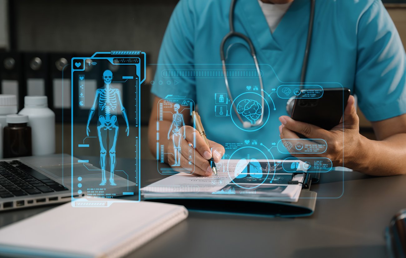 Médecin avec un ordinateur portable