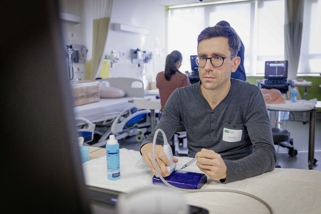 Personne avec une machine d'échographie