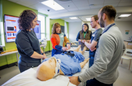 Personnes participantes avec un mannequin de réanimation