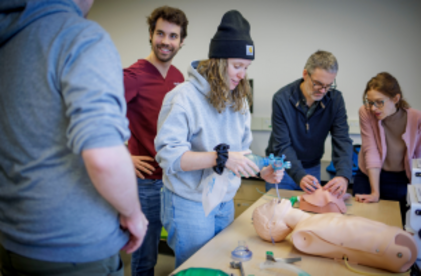 Personnes participantes avec un mannequin de réanimation
