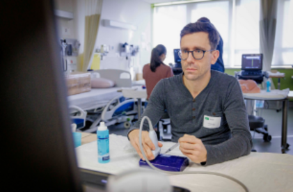 Participant qui pratique l'échographie