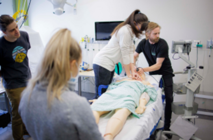 Participante entrain d'effectuer la manœuvre de réanimation