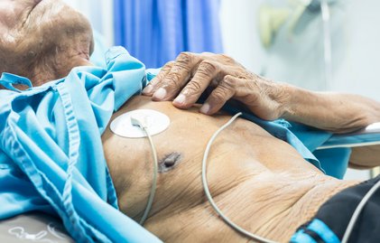 personne agée sur un lit d'hôpital