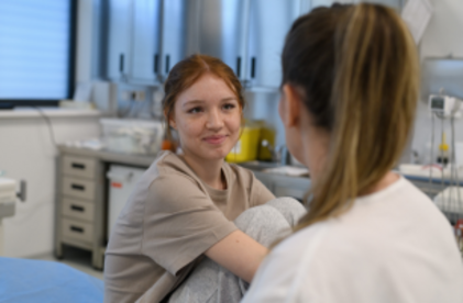 Jeune adolescente avec une professionnelle de la santé