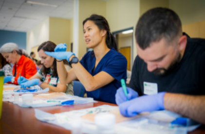 Des participants qui pratiquent des techniques de dermatologie