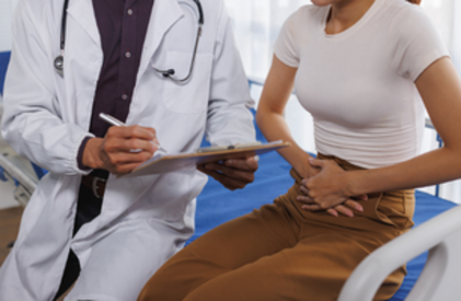 Médecin avec une patiente qui a mal au ventre