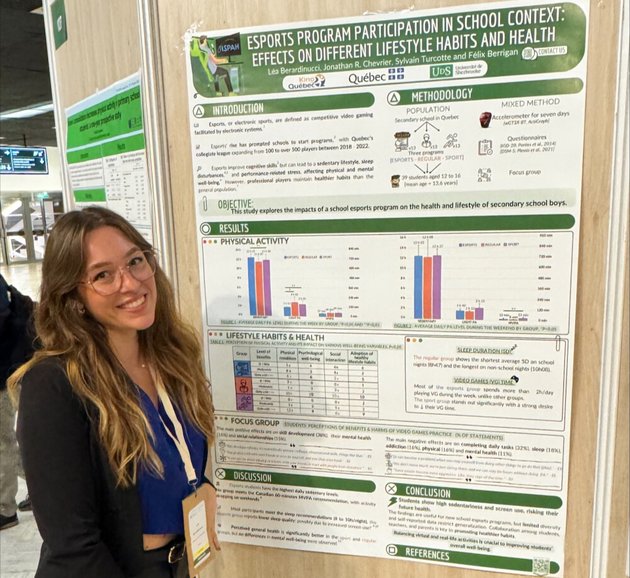 Étudiante à côté d'une affiche scientifique