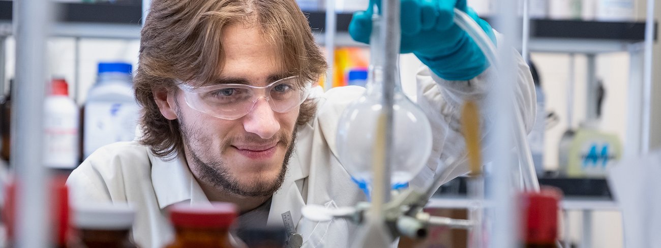 Personne étudiante dans l'un des laboratoires du Département de chimie