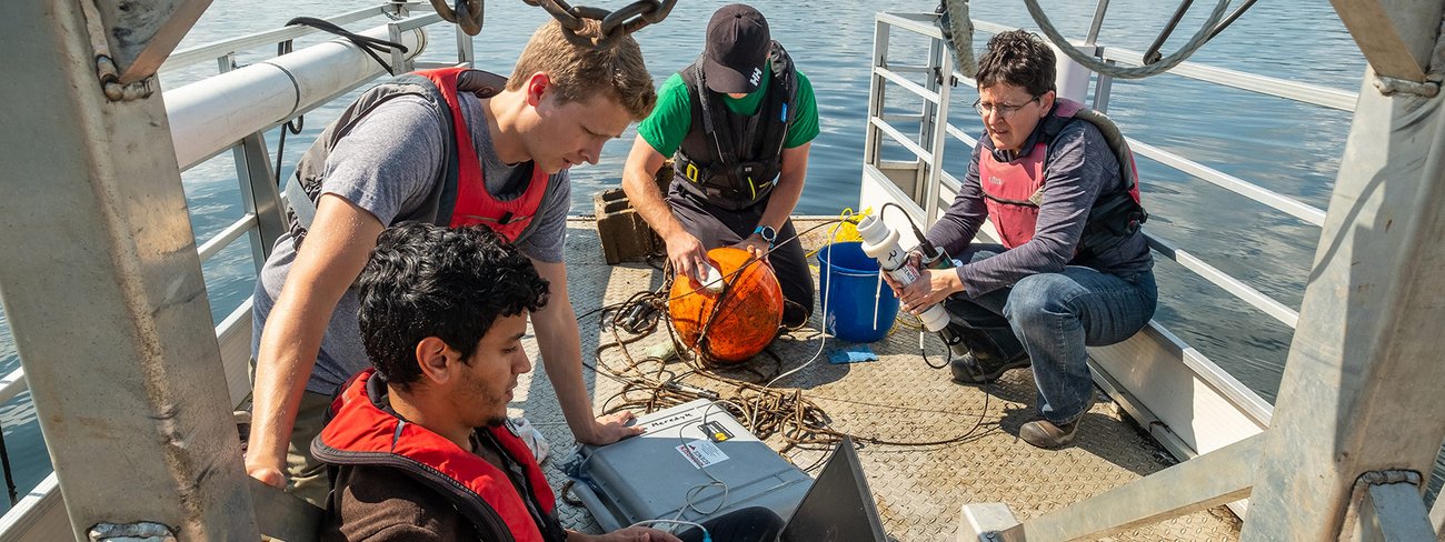 La professeure Céline Guéguen lors d'exploration sur le terrain