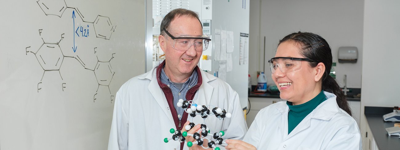 Le professeur Leonard R. MacGillivray en discussion avec une personne étudiante