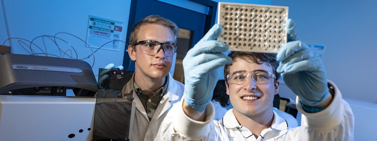 Personnes étudiantes dans un laboratoire