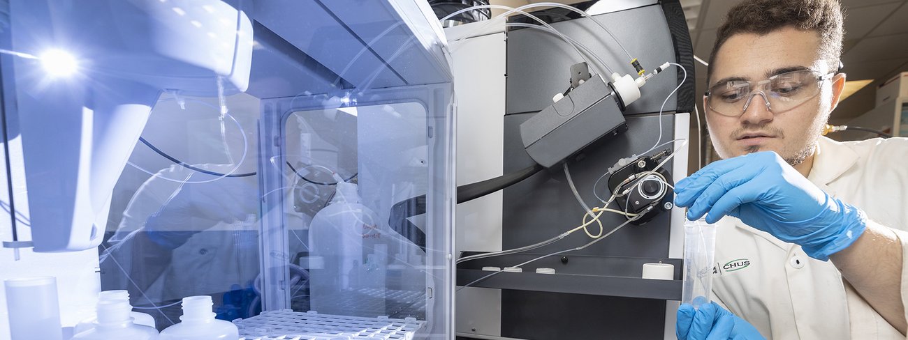 Personne étudiante dans un laboratoire du Département de chimie