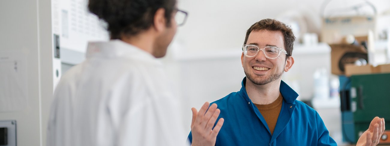 Le professeur Philippe Dauphin-Ducharme en discussion avec une personne étudiante