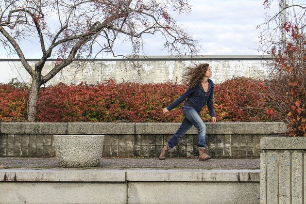 Une partie de l'oeuvre Danse Trajet, où le sujet de l'image cours vers la droite