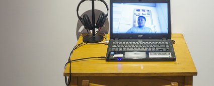 Un bureau sur lequel est placé un ordinateur allumé