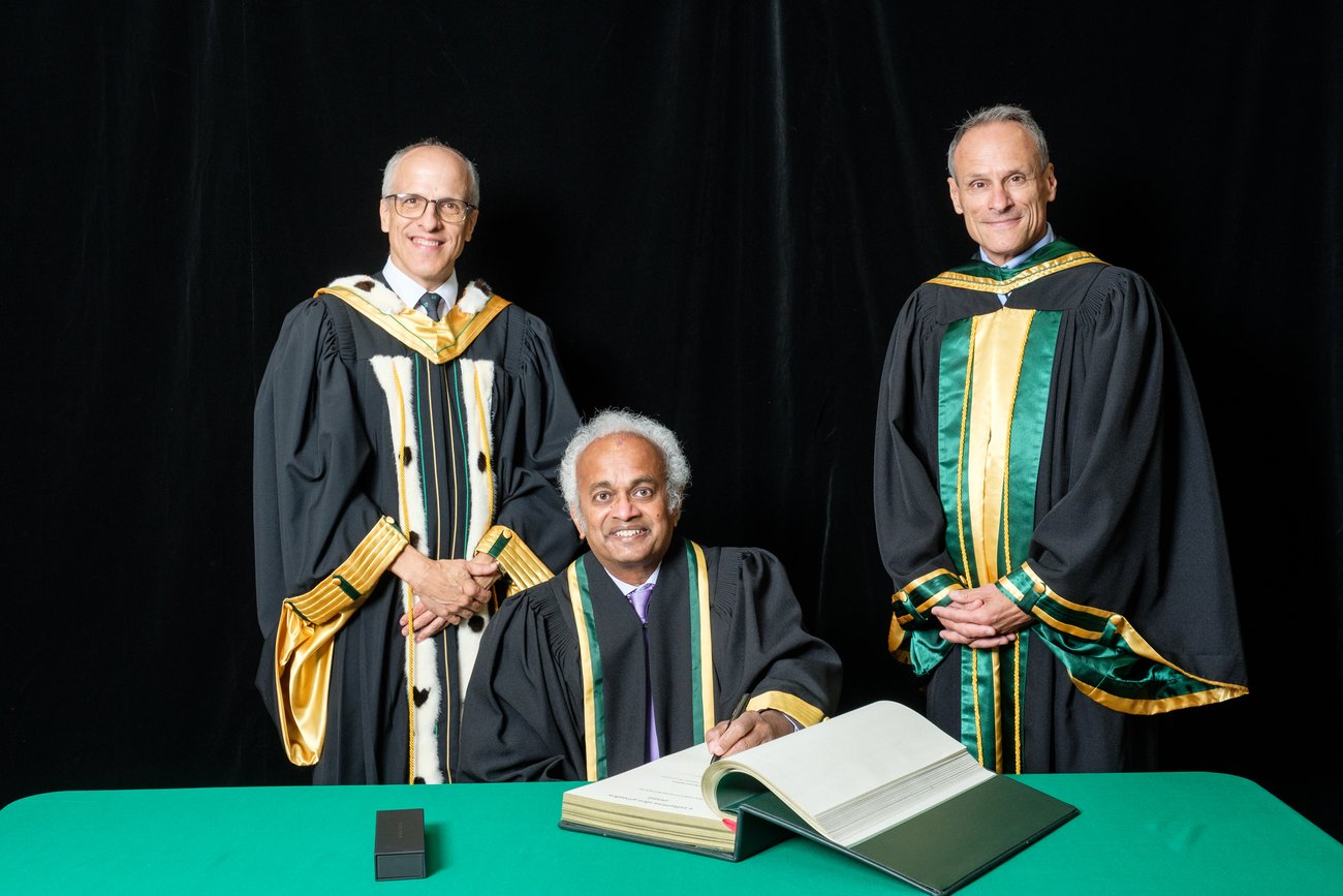 Le recteur de l'Université de Sherbrooke, Pierre Cossette, le docteur d'honneur Shantayanan Devarajan et le doyen de l'Ecole de gestion, Jean Roy. 