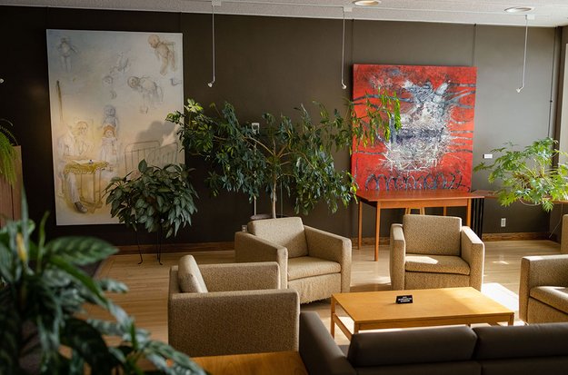 Salon des professeurs de la Faculté de médecine et des sciences de la santé avec mobilier et œuvres d’art.