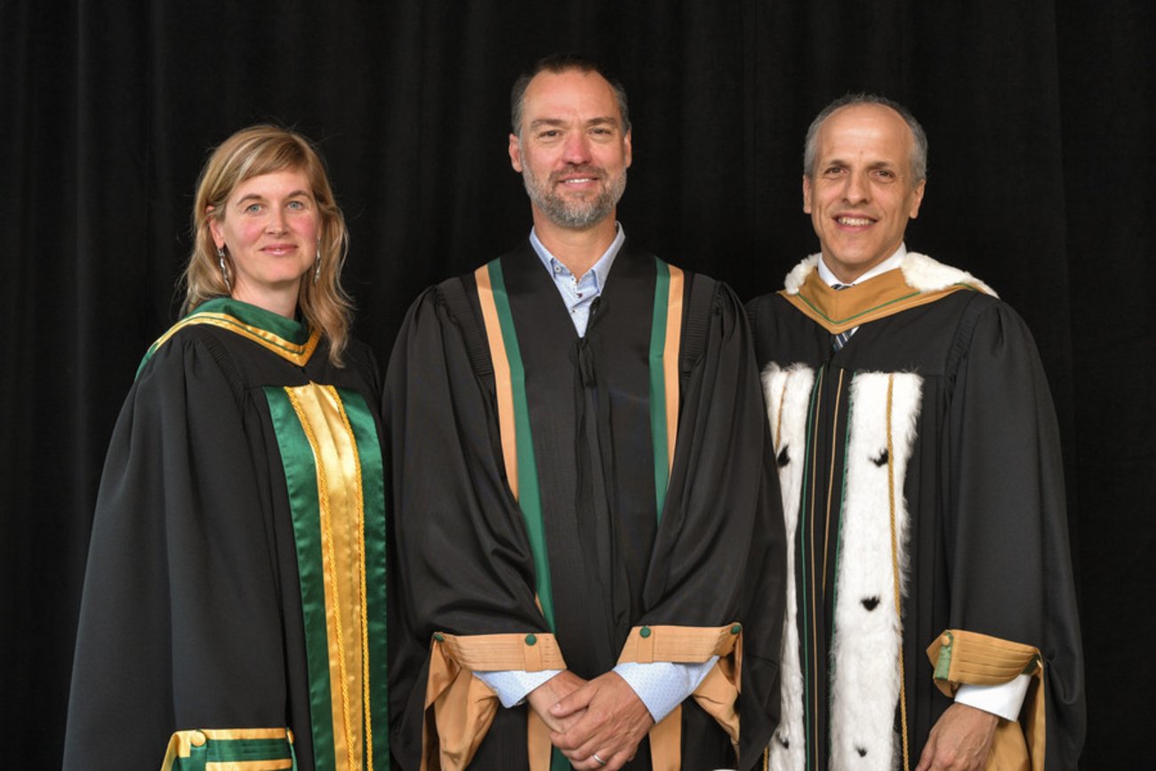 La doyenne de la Faculté des sciences de l'activité physique, Isabelle Dionne, Joé Juneau et le recteur de l'Université de Sherbrooke, Pierre Cossette.