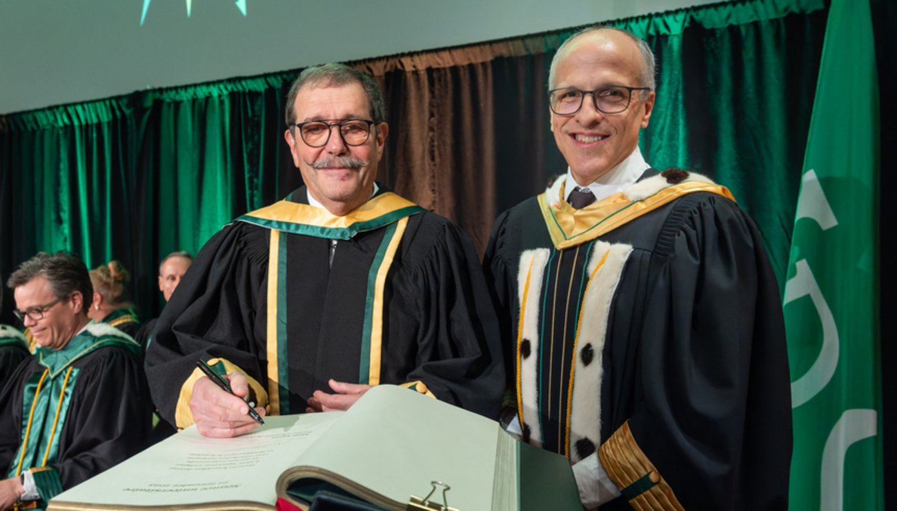 Le docteur d'honneur de l'Université, Pr Alain Aspect, et le recteur de l'Université de Sherbrooke, Pr Pierre Cossette, lors de la signature du livre d'or