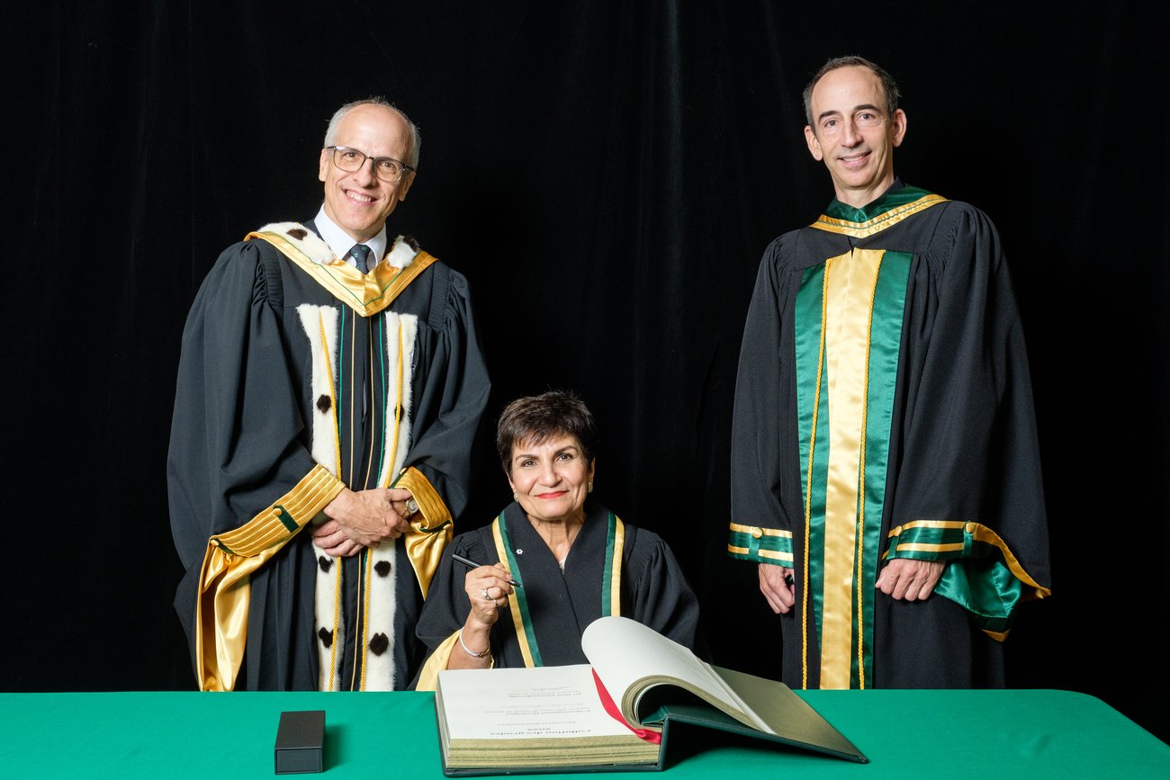 Le recteur de l'Université de Sherbrooke, Pierre Cossette, la docteure d'honneur Gina Parvaneh Cody et le doyen de la Faculté de génie, Jean Proulx.