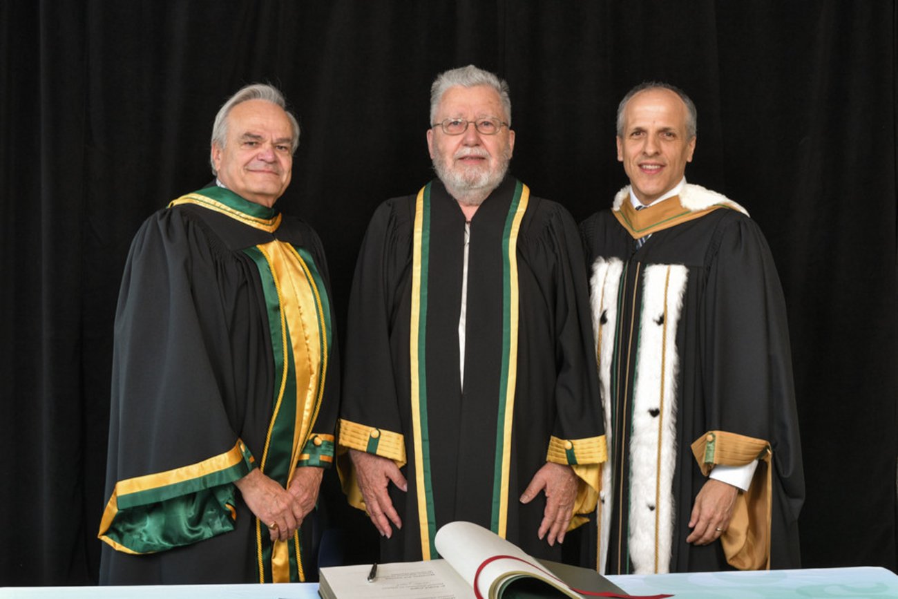 Le doyen de la Faculté des sciences, Serge Jandl, André Joyal et le recteur de l'Université de Sherbrooke, Pierre Cossette.